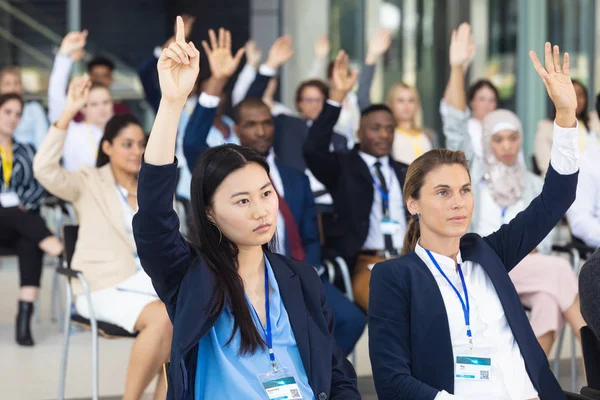 Vooraanzicht Van Diverse Zakenmensen Die Vraag Stellen Tijdens Spraak Vergaderruimte — Stockfoto