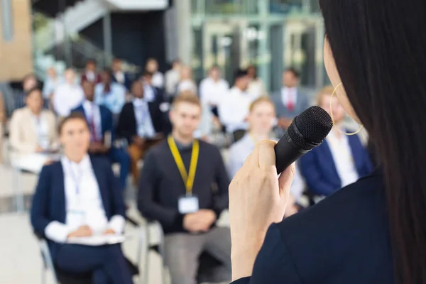 Rückansicht Einer Jungen Geschäftsfrau Bei Einer Rede Konferenzraum Mit Führungskräften — Stockfoto