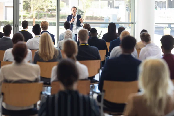 Vorderansicht Einer Reifen Kaukasischen Geschäftsfrau Bei Einer Rede Konferenzraum — Stockfoto