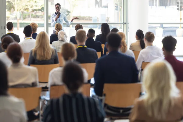 Frontansicht Einer Jungen Afroamerikanischen Geschäftsfrau Die Konferenzraum Rede Hält Und — Stockfoto