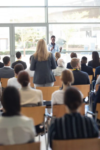 年轻的非洲裔美国女商人在会议室演讲和回答问题的正面观点 — 图库照片