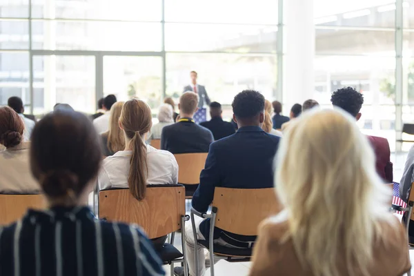 Vooraanzicht Van Kaukasische Zakenman Doet Toespraak Vergaderzaal — Stockfoto