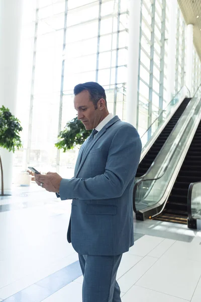 Zijaanzicht Van Volwassen Blanke Zakenman Die Mobiele Telefoon Kijkt Terwijl — Stockfoto