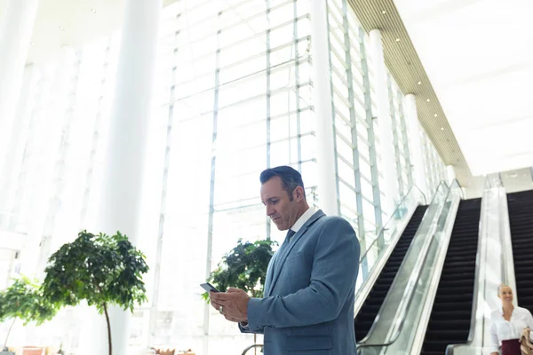 Zijaanzicht Van Volwassen Blanke Zakenman Die Mobiele Telefoon Kijkt Terwijl — Stockfoto