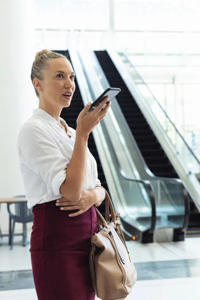 Zijaanzicht Van Jonge Kaukasische Zakenvrouw Spreken Mobiele Telefoon Terwijl Staande — Stockfoto