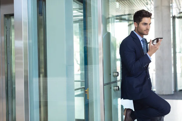 Zijaanzicht Van Jonge Blanke Zakenman Die Spreekt Mobiele Telefoon Terwijl — Stockfoto