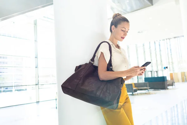 Zijaanzicht Van Kaukasische Vrouwelijke Executive Kijken Naar Mobiele Telefoon Terwijl — Stockfoto