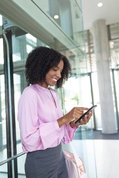 Vista Lateral Del Ejecutivo Femenino Afroamericano Mirando Teléfono Móvil Mientras —  Fotos de Stock