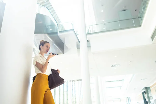 Vista Basso Angolo Del Dirigente Femminile Caucasico Che Parla Sul — Foto Stock