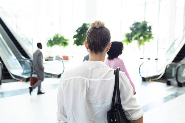 Achteraanzicht Van Kaukasische Zakenvrouw Wandelen Modern Kantoor — Stockfoto