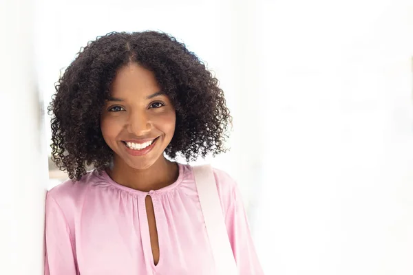 Front Bild Unga Pretty Afro Amerikansk Anställd Tittar Kamera — Stockfoto