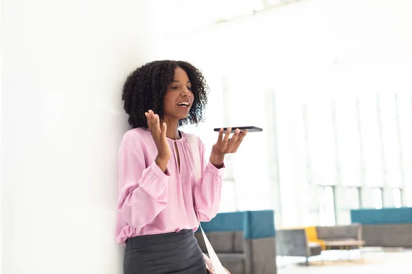 Vue Face Jeune Jolie Employée Afro Américaine Parlant Téléphone Dans — Photo