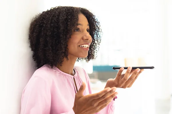 Vue Face Jeune Jolie Employée Afro Américaine Parlant Téléphone Dans — Photo