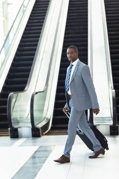 Widok Boku Młodego Afrykańsko Amerykańskiego Executive Walking Walizka Hali — Zdjęcie stockowe