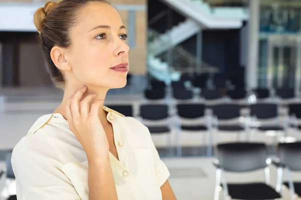 站在空空的会议室里的年轻白种女性高管的侧视图 — 图库照片