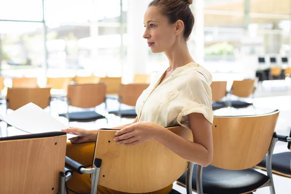 Side View Young Caucasian Female Executive Looking Away While Sitting — Stock Photo, Image