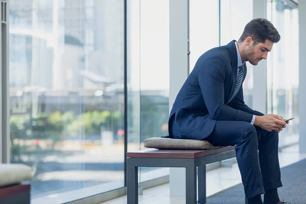 Vista Laterale Del Giovane Uomo Affari Caucasico Che Guarda Telefono — Foto Stock