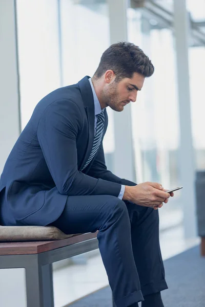 Zijaanzicht Van Jonge Kaukasische Zakenman Zoek Naar Mobiele Telefoon Terwijl — Stockfoto