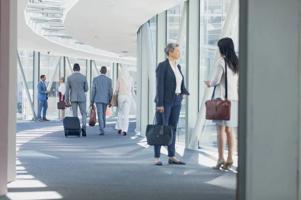 Seitenansicht Von Geschäftsfrauen Die Flur Eines Modernen Büros Miteinander Interagieren — Stockfoto