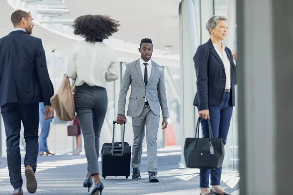 Visão Traseira Diversos Empresários Caminhando Corredor Escritório Moderno — Fotografia de Stock