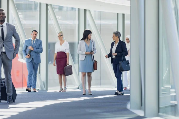 Vista Frontale Diversi Uomini Affari Che Camminano Corridoio Ufficio Moderno — Foto Stock