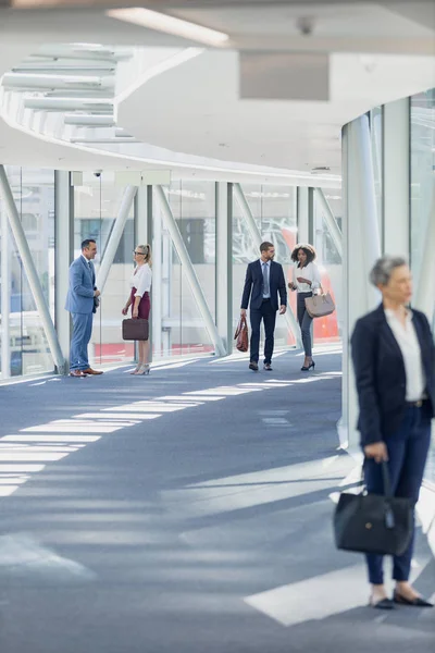 Vooraanzicht Van Diverse Zakelijke Mensen Wandelen Gang Moderne Kantoor — Stockfoto