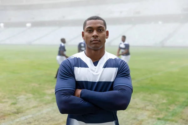 Retrato Jogador Rugby Masculino Afro Americano Com Braços Cruzados Estádio — Fotografia de Stock