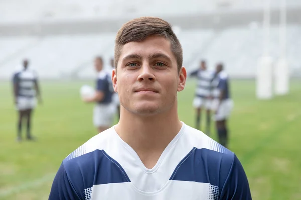 Retrato Jogador Rugby Masculino Caucasiano Estádio Com Jogadores Segundo Plano — Fotografia de Stock