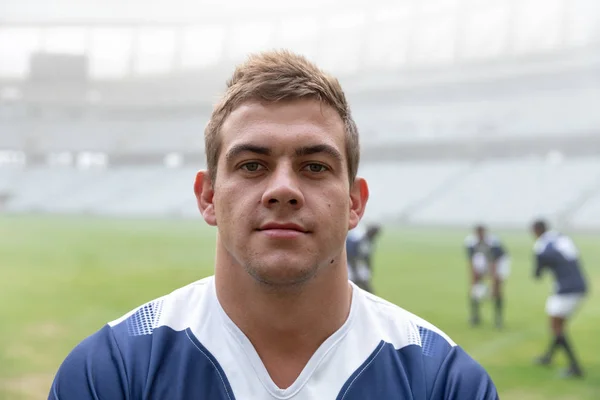 Retrato Jugador Rugby Masculino Caucásico Pie Estadio Con Los Jugadores —  Fotos de Stock