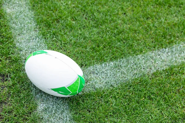 Närbild Rugby Bollen Ett Gräs Stadion — Stockfoto