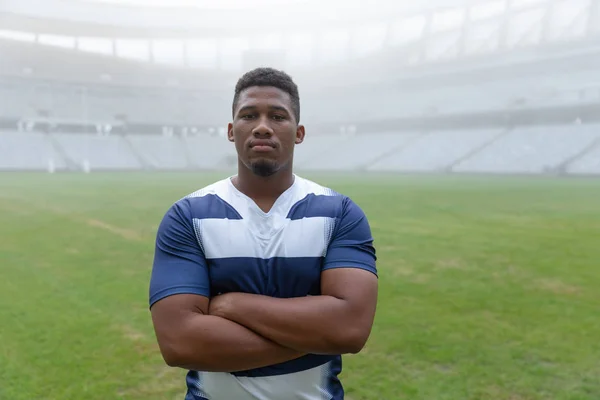 Retrato Jugador Rugby Afroamericano Pie Con Los Brazos Cruzados Estadio —  Fotos de Stock