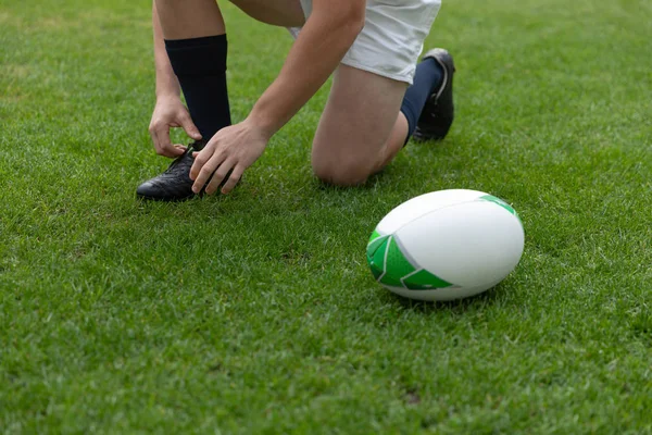 Laag Gedeelte Van Mannelijke Rugbyspeler Koppelende Schoenveters Het Stadion — Stockfoto