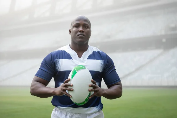 Retrato Jogador Rugby Masculino Afro Americano Segurando Uma Bola Rugby — Fotografia de Stock