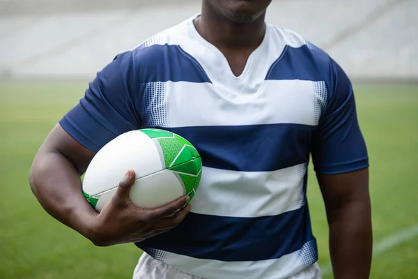 Stadyumda Bir Rugby Topu Tutan Erkek Rugby Oyuncusu Orta Bölümü — Stok fotoğraf