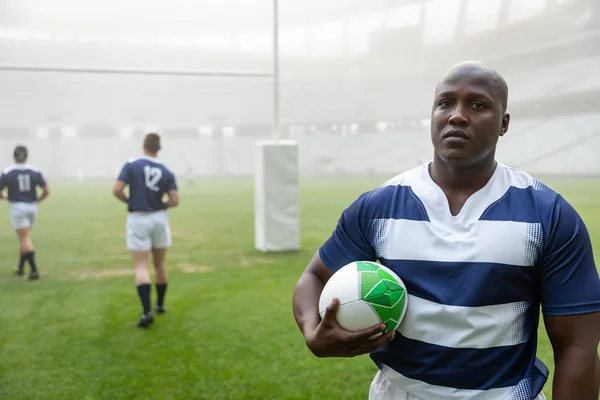 Retrato Jogador Rugby Masculino Afro Americano Segurando Uma Bola Rugby — Fotografia de Stock