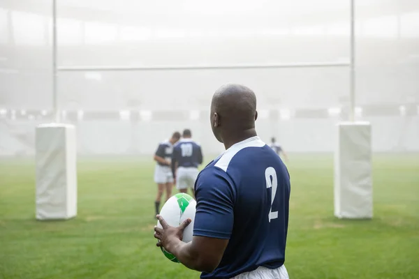 Stadyumda Rugby Topu Tutan Afro Amerikan Erkek Rugby Oyuncusunun Arka — Stok fotoğraf