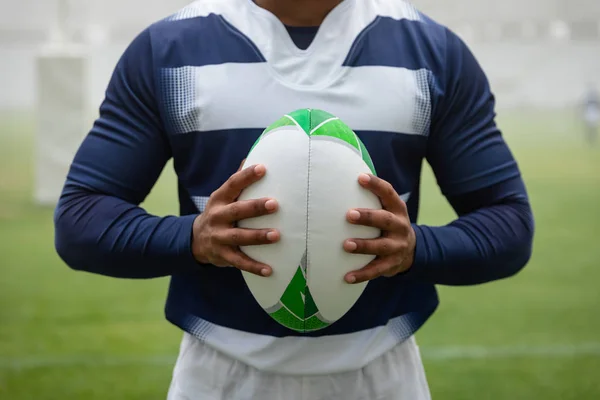 Mittelteil Eines Männlichen Rugbyspielers Mit Einem Rugbyball Stadion — Stockfoto