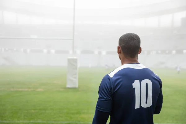 Stadyumda Duran Düşünceli Afrikalı Amerikalı Erkek Rugby Oyuncusunun Arka Görünümü — Stok fotoğraf
