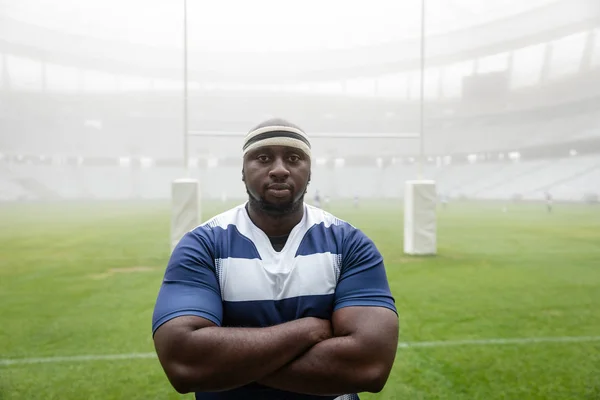 Retrato Jogador Rugby Masculino Afro Americano Com Braços Cruzados Estádio — Fotografia de Stock