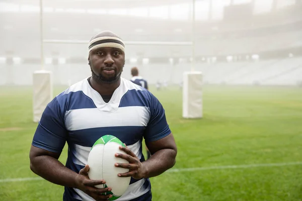Retrato Jugador Rugby Masculino Afroamericano Sosteniendo Una Pelota Rugby Estadio —  Fotos de Stock