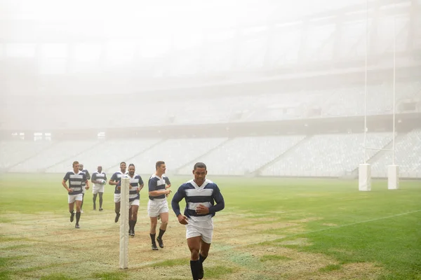 Vista Lateral Grupo Diversos Jogadores Rugby Que Correm Juntos Estádio — Fotografia de Stock