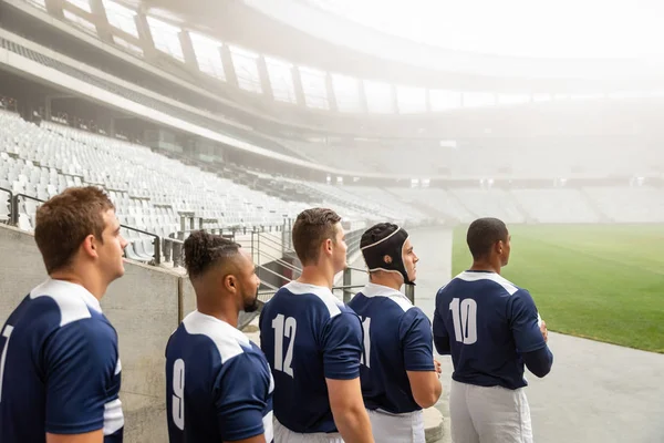 Vista Lateral Grupo Jogadores Rugby Masculinos Entrada Estádio Uma Fileira — Fotografia de Stock
