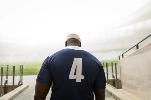 Maç Için Stadyuma Giren Afro Amerikan Erkek Rugby Oyuncusunun Arka — Stok fotoğraf