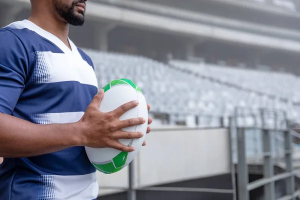 Stadyumda Bir Rugby Topu Tutan Afro Amerikan Erkek Rugby Topu — Stok fotoğraf