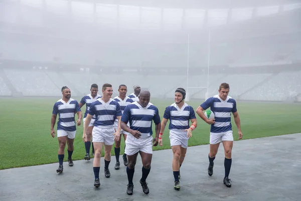 Vista Frontal Grupo Jogadores Rugby Masculino Caminhando Juntos Após Jogo — Fotografia de Stock