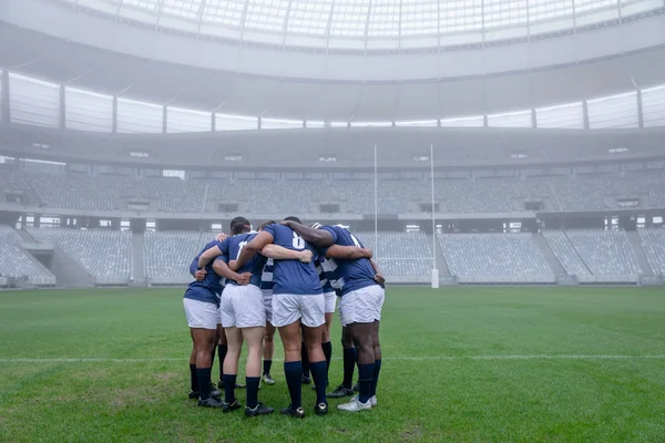 Sabah Stadyumda Toplanmaları Oluşturan Erkek Rugby Oyuncuları Grubunun Yan Görünümü — Stok fotoğraf