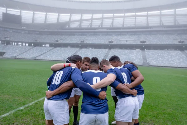 Vista Lateral Grupo Jogadores Rugby Masculinos Formando Amontoamentos Pela Manhã — Fotografia de Stock