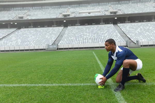 Boční Pohled Afroamerického Mužského Ragbyového Hráče Který Umístil Rugby Míč — Stock fotografie