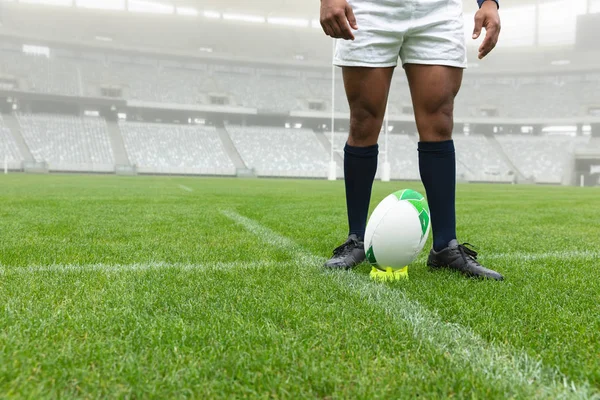 Unterteil Eines Männlichen Rugbyspielers Der Der Nähe Eines Rugbyballs Stadion — Stockfoto