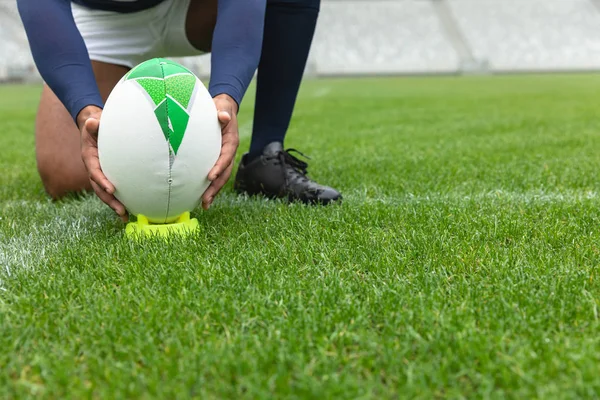 Sección Baja Del Jugador Rugby Masculino Que Coloca Pelota Rugby — Foto de Stock